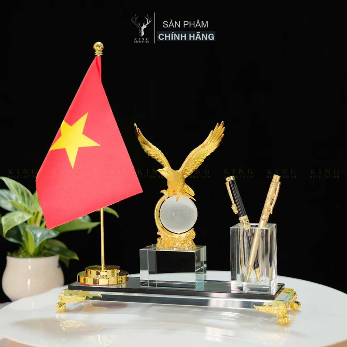 Hộp Cắm Bút Doanh Nhân Đại Bàng Tung Cánh Địa Cầu Trắng 1 cờ - KD14